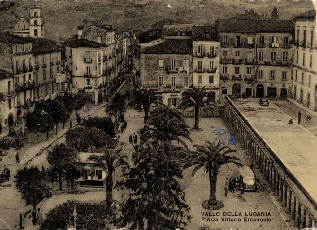 18 – Cartolina fine anni Cinquanta (?) (foto Associazione “Quattro Leoni”, album “Vallo, immagini da sfogliare”)