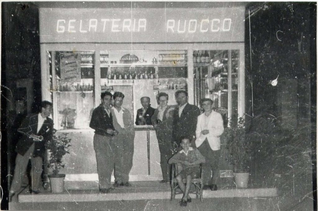 20 – Chiosco gelateria in piazza (foto anni Cinquanta – Associazione “Quattro Leoni”, album “Vallo, immagini da sfogliare”)
