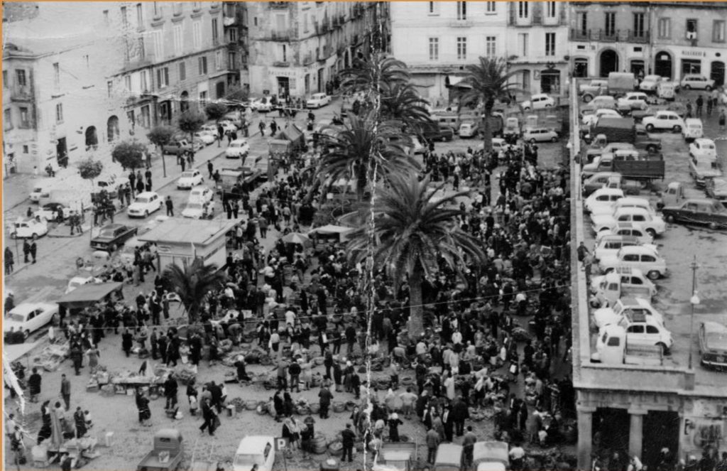 21 – Mercato domenicale in piazza (foto anni Sessanta – Associazione “Quattro Leoni”, album “Vallo, immagini da sfogliare”)