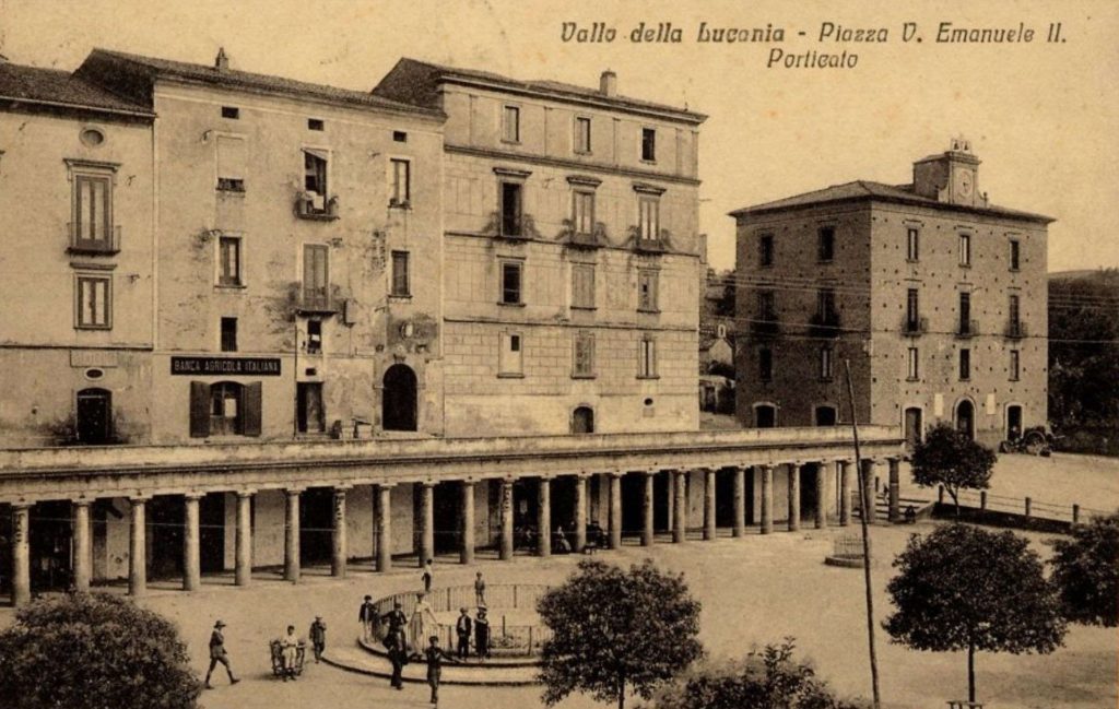 3 – Cartolina anni ’10 del XX secolo. Si noti sopra ai portici la locale filiale della Banca Agricola Italiana aperta in quegli anni (foto Associazione “Quattro Leoni”, album “Vallo, immagini da sfogliare”)