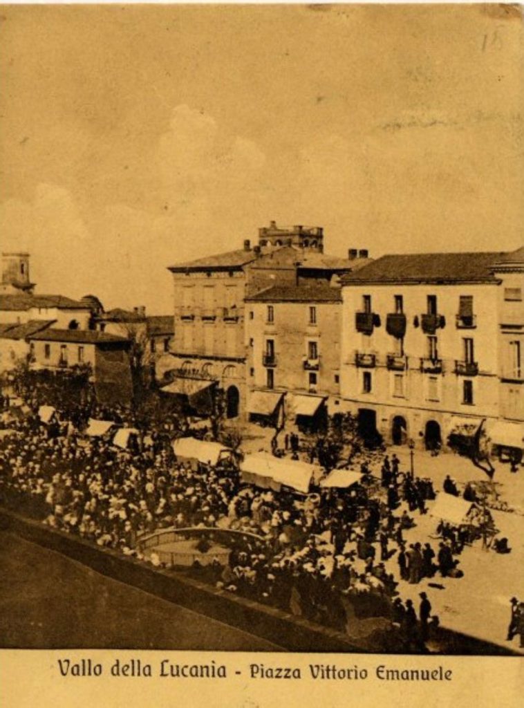 4 – Cartolina del mercato in piazza nel 1910 (foto Associazione “Quattro Leoni”, album “Vallo, immagini da sfogliare”)