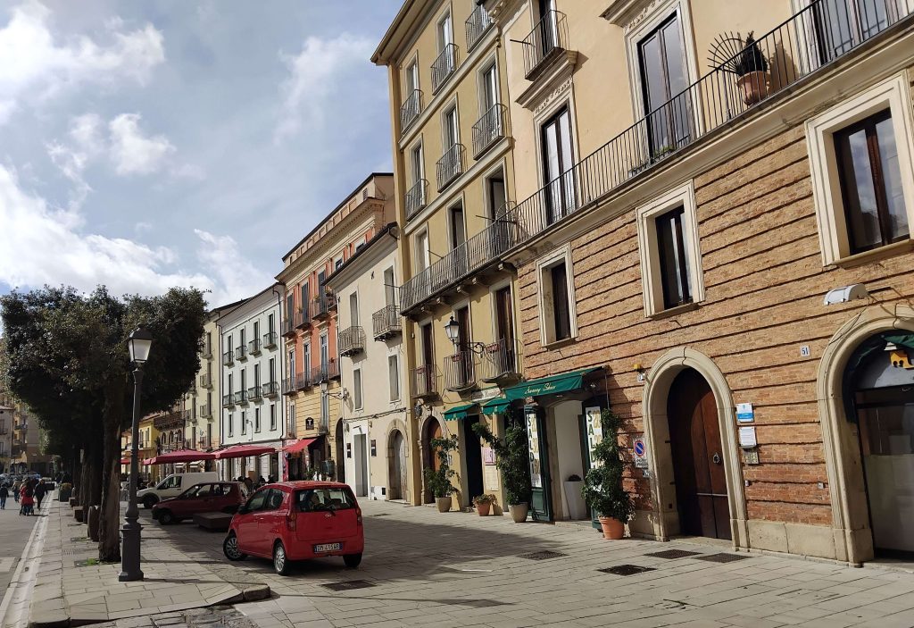 7 – Palazzi sul lato ovest della piazza (foto 2026)